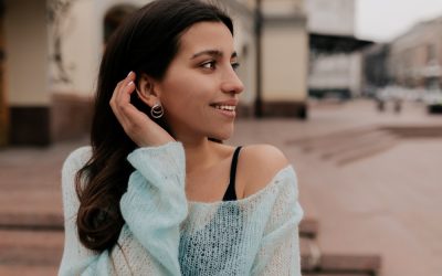 Ear stacking: huggies, trepadores y ear cuffs sin errores