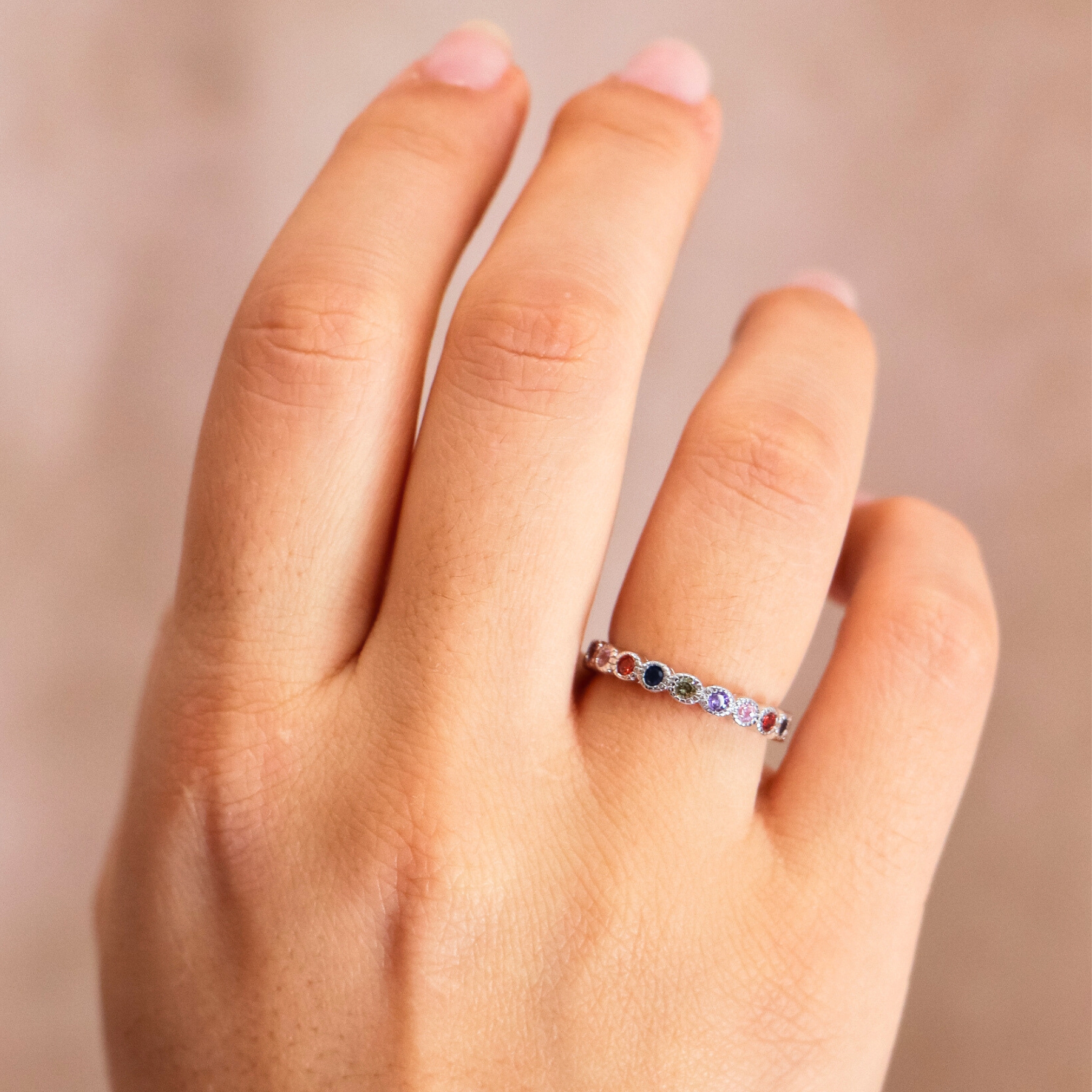 Anillo Plata Aurea con circonitas multicolor en plata de ley. Un anillo fino y elegante que aporta color, brillo y un estilo sofisticado a tu día a día.